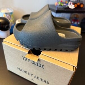 Kids Yeezy Slides dark onyx
